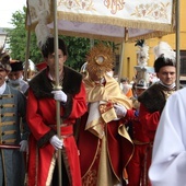 Asystę przy kapłanach niosących Najświętszy Sakrament pełnili panowie w strojach szlacheckich.