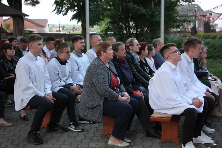 Uwielbienie w Wysokienicach. Boże Ciało