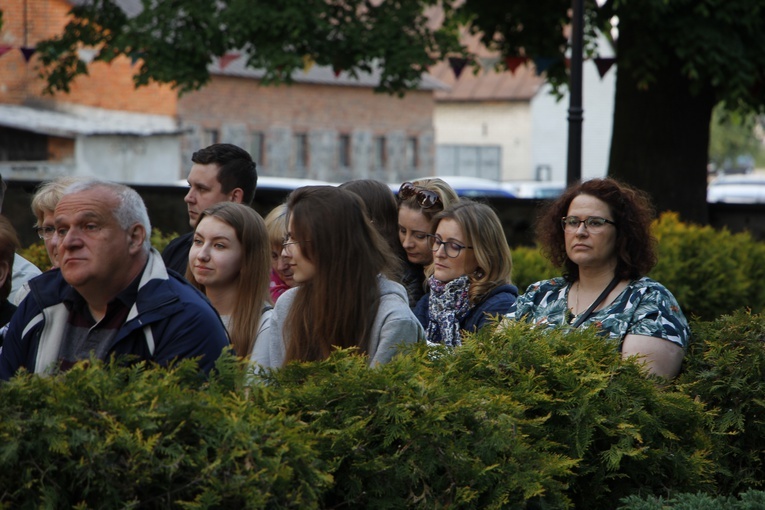 Uwielbienie w Wysokienicach. Boże Ciało