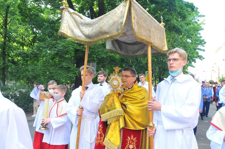 Procesja eucharystyczna w parafii Świętego Krzyża w Krakowie 2021