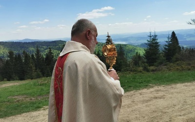 Z małą monstrancją na wysokości 1300 m n.p.m.