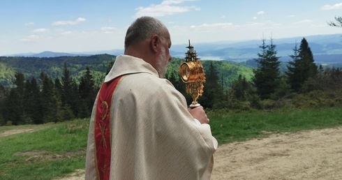 Z małą monstrancją na wysokości 1300 m n.p.m.