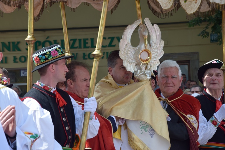 Łowicka monstrancja jest w kształcie pelikana, któy jest symbolem Eucharystii.