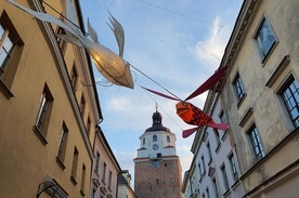 Dekracji należy szukać w różnych miejscach, także ponad głowami.