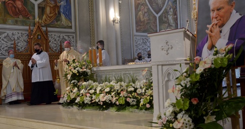 Rocznicowa Eucharystia w radomskiej katedrze sprawowana była pod przewodnictwem bp. Marka Solarczyka. Koncelebrowali bp Henryk Tomasik i bp Piotr Turzyński.