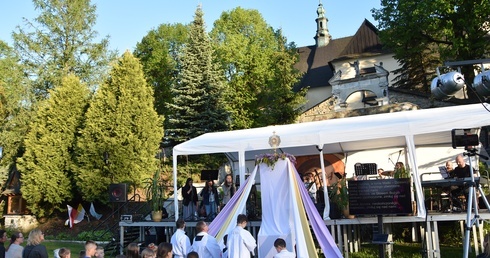 Nowy Targ. Świadectwo wiary w parafialnym ogrodzie