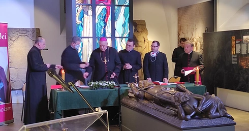Legnickie Pole. Trybunał po zaprzysiężeniu