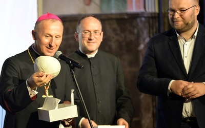 Dar papieża Franciszka pokazuje bp Marek Solarczyk.