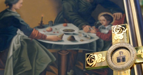 Peregrynacji towarzyszą kopie obrazu Matki Bożej Świętorodzinnej ze Studzianny oraz relikwie św. Joanny Beretty Molli i świętych Zelii i Ludwika Martinów.