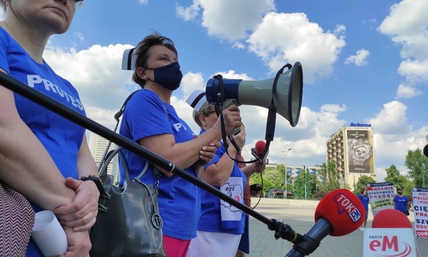 Region. Strajk ostrzegawczy pielęgniarek w 10 śląskich szpitalach i manifestacja pod Spodkiem