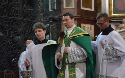 Ks. Wojciech Pawlina  czasie liturgii.