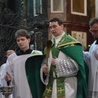 Ks. Wojciech Pawlina  czasie liturgii.
