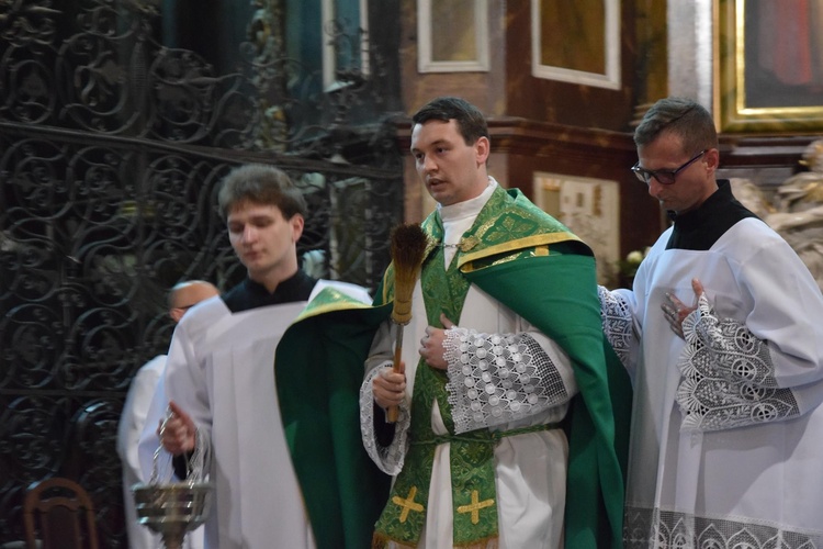 Ks. Wojciech Pawlina  czasie liturgii.