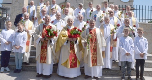 Księża, którzy święcenia kapłańskie przyjęli w 1986 roku, spotkali się na rocznicowym zjeździe w Klwowie.