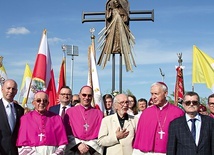 ▲	Biskupi, członkowie społecznego komitetu budowy pomnika  i autor jego projektu na placu celebry.