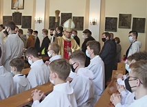 ▲	Raz do roku ministranci z diecezji wypełniają kaplicę Dobrego Pasterza. – To piękny widok, którego już dawno nie widziałem, a który chciałoby się zatrzymać na dłużej – przyznał 29 maja bp Mirosław Milewski.