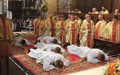 ▲	Sugestywnym momentem liturgii święceń był śpiew litanii błagalnej, w której wzywano orędownictwa wszystkich świętych. W tym czasie kandydaci do święceń modlili się, leżąc na posadzce katedry.