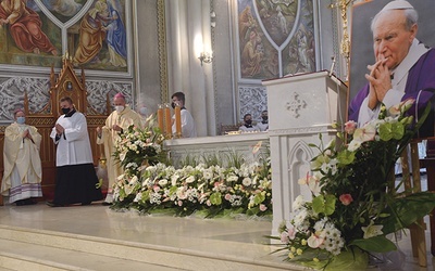 ▲	Eucharystii przewodniczył bp Marek Solarczyk. Koncelebrowali biskupi Henryk Tomasik i Piotr Turzyński.