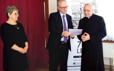 ▲	Wręczenie wyróżnienia (od lewej): Teresa Sobczak, Marek Wojtas i wyróżniony kapłan.