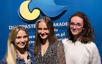 ▲	Do chóru dołączyły (od lewej): Katarzyna Piasecka, Weronika Sobota, Magda Korba.