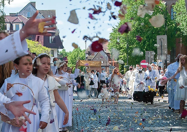 	Procesja zgromadziła kilka tysięcy kołobrzeżan.