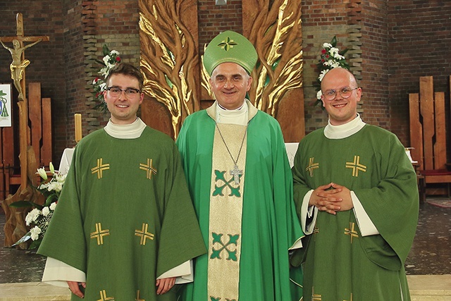 Od lewej: dk. Mateusz Wasilewski, bp Krzysztof Włodarczyk,  dk. Jakub Sitarz.