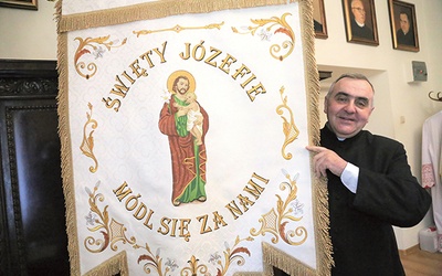 Ks. Józef Kaczmarski z chorągwią św. Józefa.