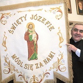 Ks. Józef Kaczmarski z chorągwią św. Józefa.