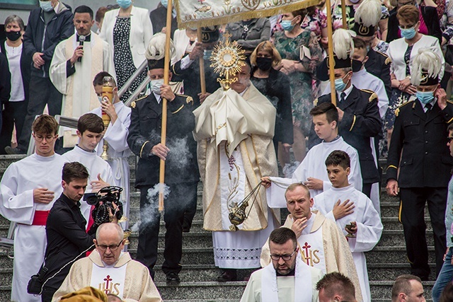 ◄	Tarnobrzeg. Procesja w parafii pw. Matki Bożej Nieustającej Pomocy.