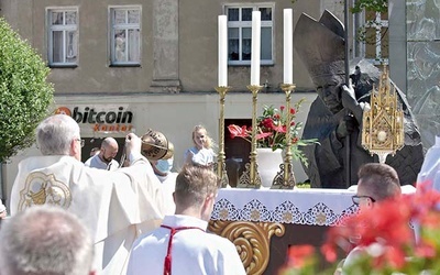 ▲	Pierwszy ołtarz znajdował się przy pomniku św. Jana Pawła II obok katedry. 