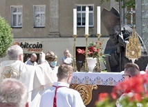 ▲	Pierwszy ołtarz znajdował się przy pomniku św. Jana Pawła II obok katedry. 