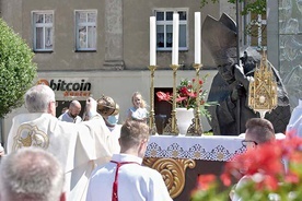 ▲	Pierwszy ołtarz znajdował się przy pomniku św. Jana Pawła II obok katedry. 