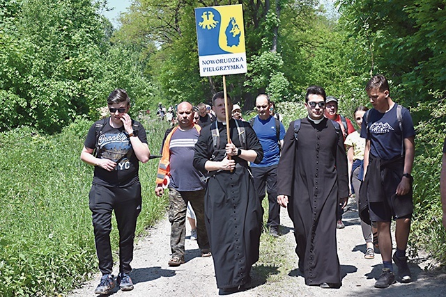 ▲	Droga do celu prowadziła przez pagórki, lasy, pola  i okoliczne wsie.