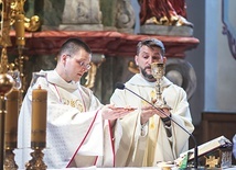 ▲	Neoprezbiterowi towarzyszył przeor świdnickiego klasztoru o. Dariusz Laskowski.