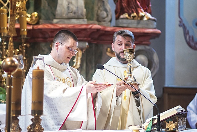 ▲	Neoprezbiterowi towarzyszył przeor świdnickiego klasztoru o. Dariusz Laskowski.