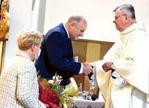 ▲	Jeszcze przed rozpoczęciem Mszy św. ks. Zbigniew Wolanin przyjął życzenia od przedstawicieli parafian. 