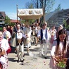 Poronin. Parafianie wędrowali z Jezusem Eucharystycznym, ubrani w stroje góralskie.