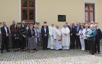 ▲	Uczestnicy rocznicowego spotkania przy tablicy dedykowanej św. Janowi Pawłowi II.