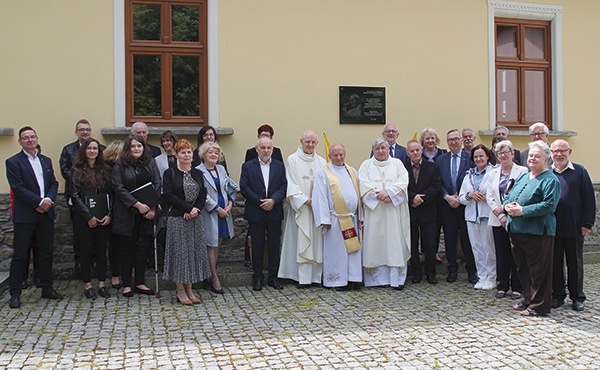 ▲	Uczestnicy rocznicowego spotkania przy tablicy dedykowanej św. Janowi Pawłowi II.