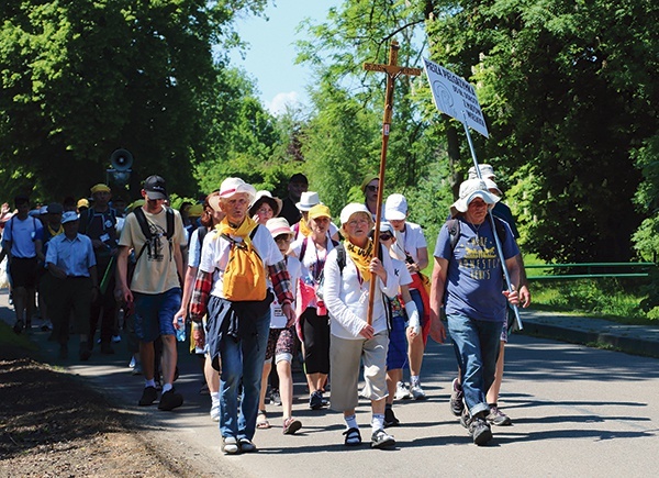 ▲	W tegorocznym wydarzeniu uczestniczyło  ok. 70 pątników.