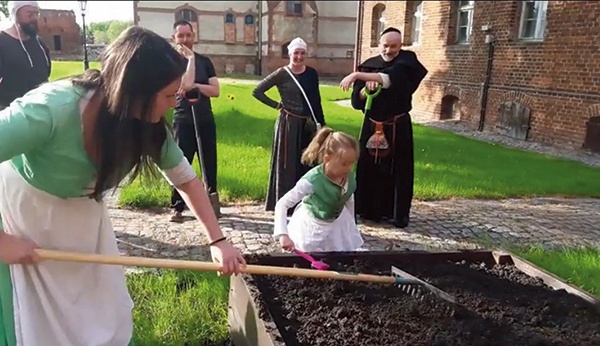 ▲	Jak powstawał zielnik, dowiedzieć się można, oglądając film dokumentujący przebieg przedsięwzięcia.