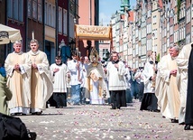 ▲	Procesja eucharystyczna przeszła głównymi ulicami Gdańska.