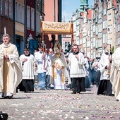 ▲	Procesja eucharystyczna przeszła głównymi ulicami Gdańska.