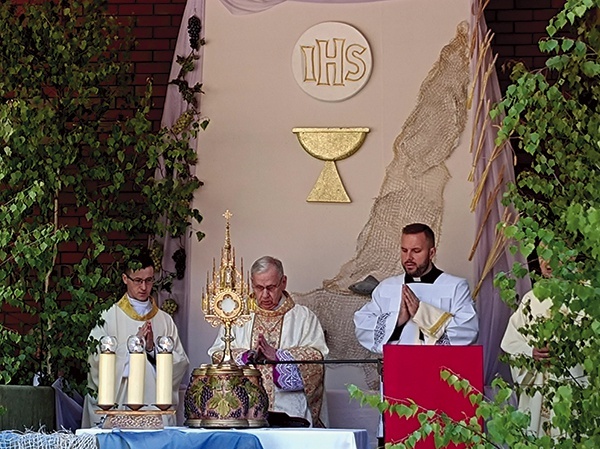 ▲	Ołtarz przygotowany został przed wejściem do Centrum Edukacyjnego im. św. Jana Pawła II w Gliwicach. 