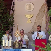 ▲	Ołtarz przygotowany został przed wejściem do Centrum Edukacyjnego im. św. Jana Pawła II w Gliwicach. 