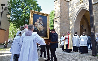 Mężczyźni wnieśli obraz w trakcie nabożeństwa przywitania.