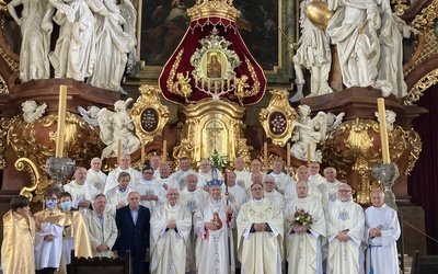 Pamiątkowe zdjęcie z 40. rocznicy święceń.