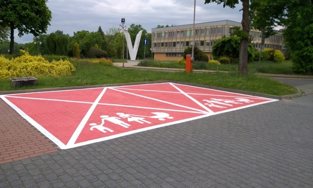 Tychy. Różowe parkingi dla kobiet w ciąży i rodzin z dziećmi