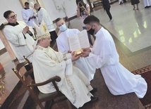 Biskup na znak posługi akolitatu wręczał naczynie z chlebem, a lektoratu – księgę Pisma Świętego. Misja ta obejmuje liturgię,  ale także inne wymiary życia parafii.