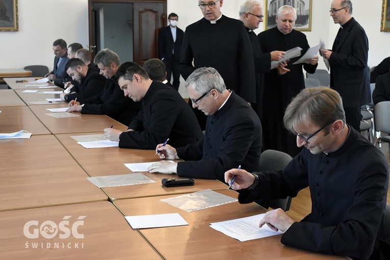 Wręczenie dekretów proboszczom i księżom pełniącym specjalne funkcje